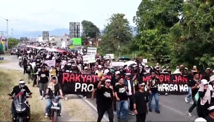 Tumpah Ruah! Ribuan Massa Sesaki Jalanan Masamba Tagih Janji Sejarah