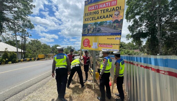Ops Keselamatan Pallawa 2026: Satlantas Bone Pasang Spanduk di Titik Black Spot