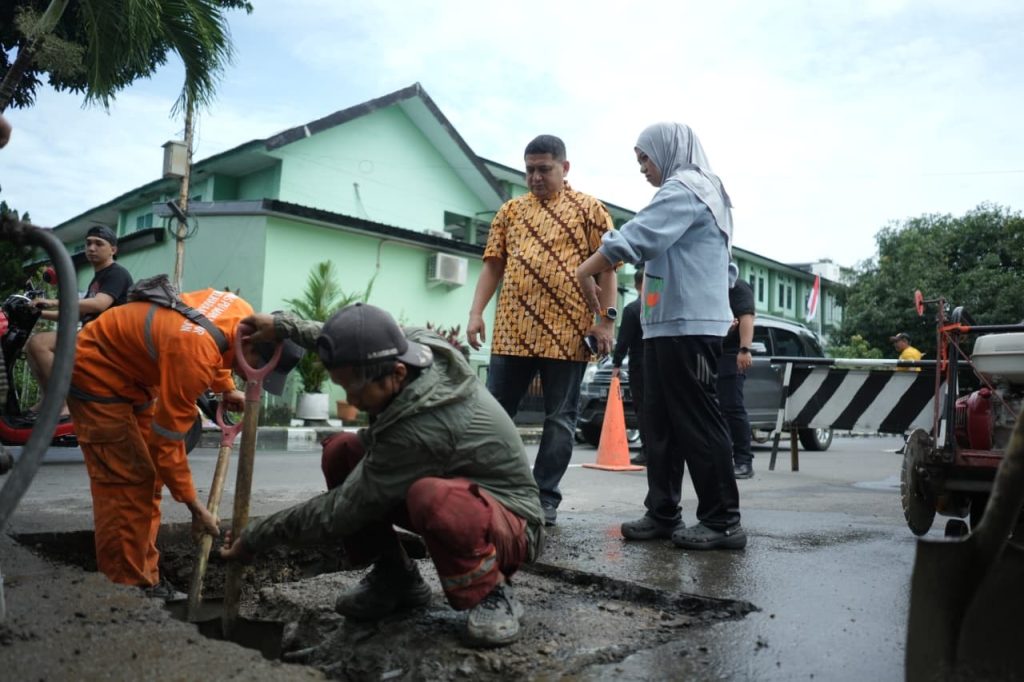 Gerak Cepat, Appi Tinjau Jalan Rusak di Kawasan Garuda Mariso