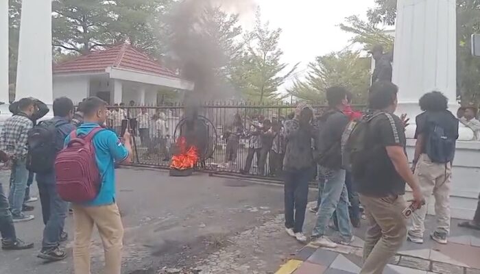 Unjuk Rasa di Palopo Memanas, Mahasiswa Terobos Barikade Satpol PP