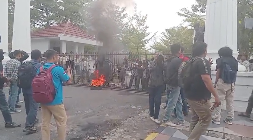 Unjuk Rasa di Palopo Memanas, Mahasiswa Terobos Barikade Satpol PP
