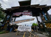 Perbatasan Luwu-Wajo Lumpuh, Massa Gunakan Keranda Bertuliskan “Gubernur Sulsel” untuk Blokade Jalan