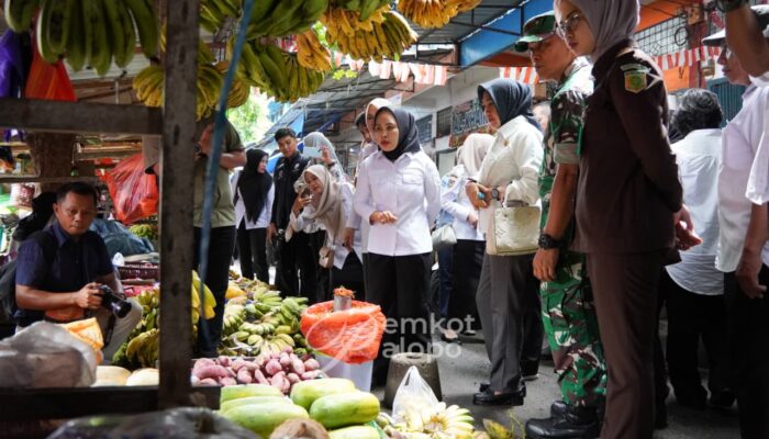 Blusukan ke Pasar PNP, Wali Kota Palopo Cek Kualitas dan Harga Sembako
