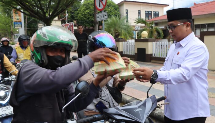Satresnarkoba Polres Palopo Berbagi Ratusan Takjil
