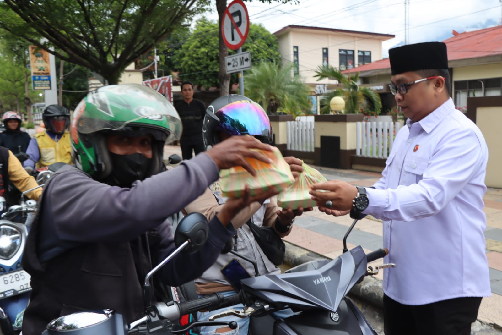 Satresnarkoba Polres Palopo Berbagi Ratusan Takjil