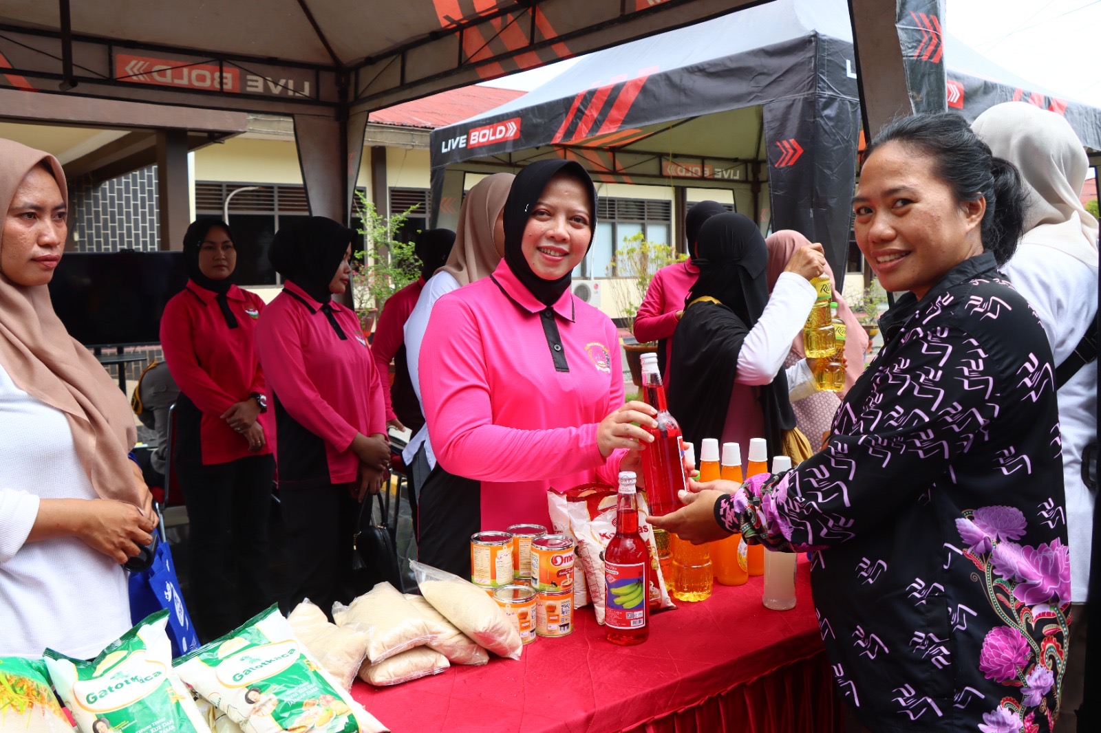 Jelang Idul Fitri, Polres Palopo–Bulog Gelar Pasar Murah Bantu Warga Dapatkan Sembako Terjangka