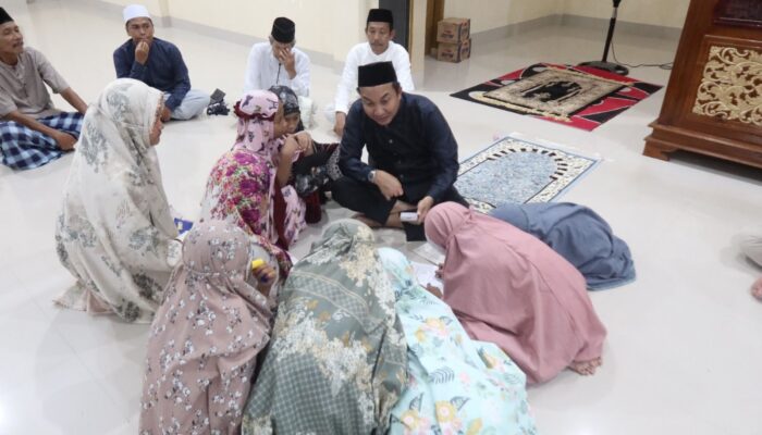 Tarawih Bersama Warga Marobo, Bupati Andi Rahim Serap Aspirasi di Masjid