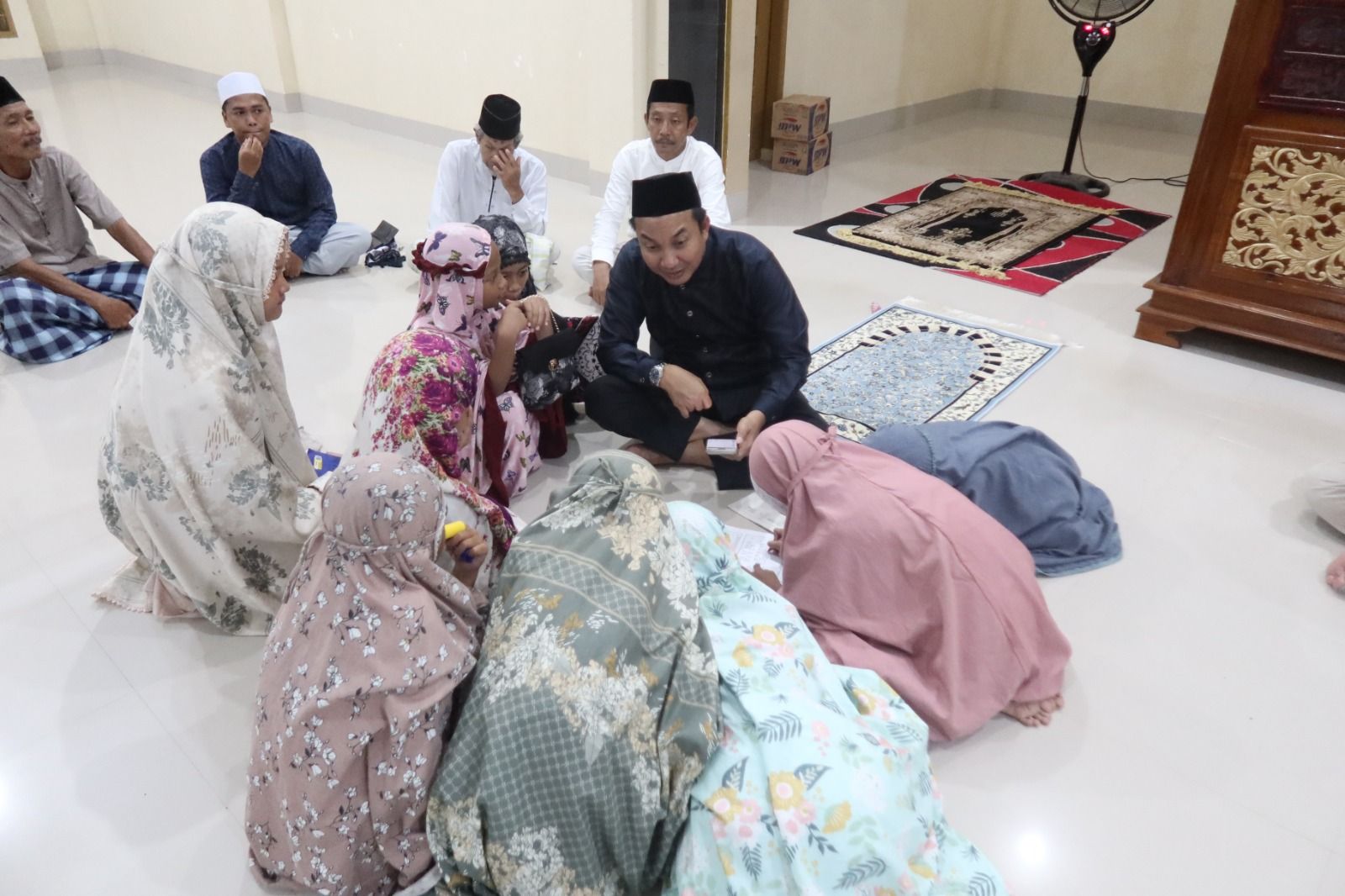 Tarawih Bersama Warga Marobo, Bupati Andi Rahim Serap Aspirasi di Masjid