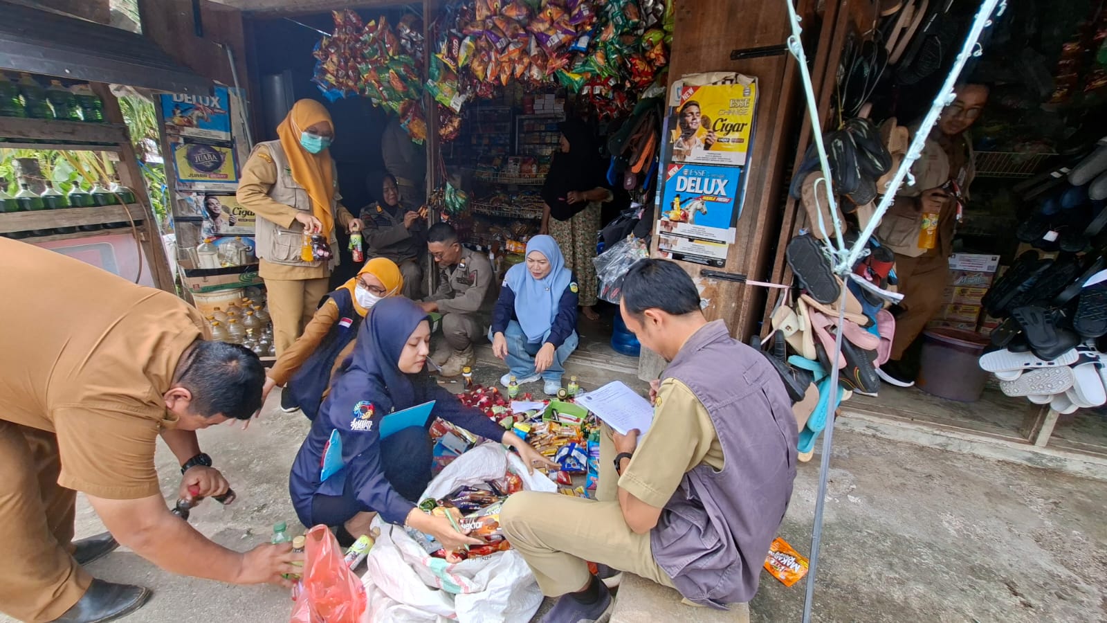 Tim Gabungan Dinkes Lutim dan BPOM Sidak Pasar Mangkutana, Pastikan Pangan Aman