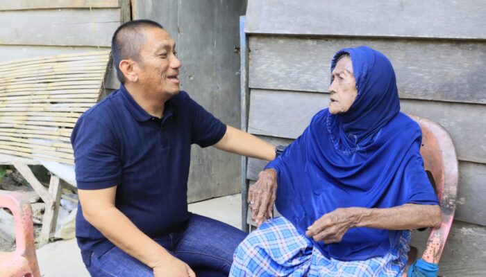 Bupati Luwu Timur Kunjungi Nenek 102 Tahun, Pastikan Beri Bantuan Bedah Rumah