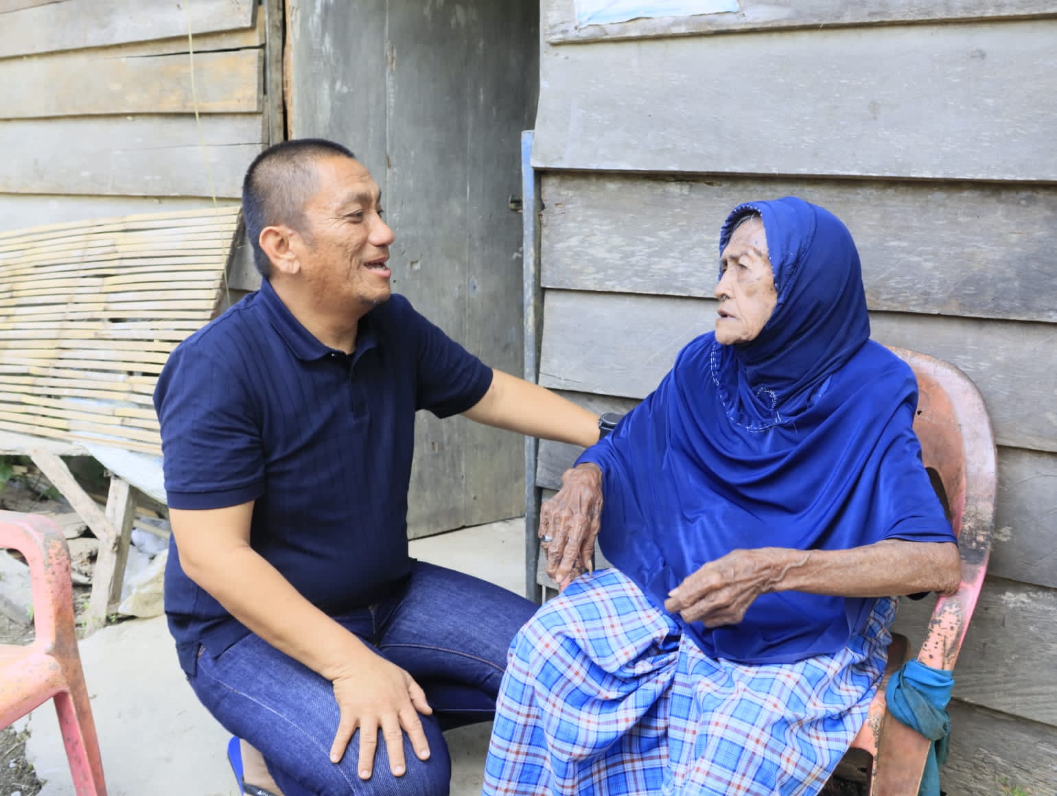 Bupati Luwu Timur Kunjungi Nenek 102 Tahun, Pastikan Beri Bantuan Bedah Rumah
