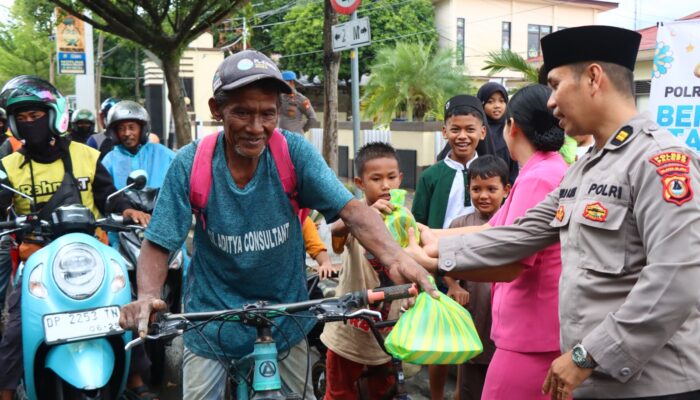 Tunjukkan Kekompakan Antarseksi, Polres Palopo Gelar Aksi Sosial Berbagi Takjil