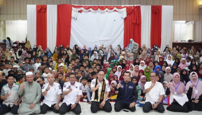 Hadiri Yatim Fest di Gedung PKK, Wabup Bone Disematkan Gelar Bapak Yatim