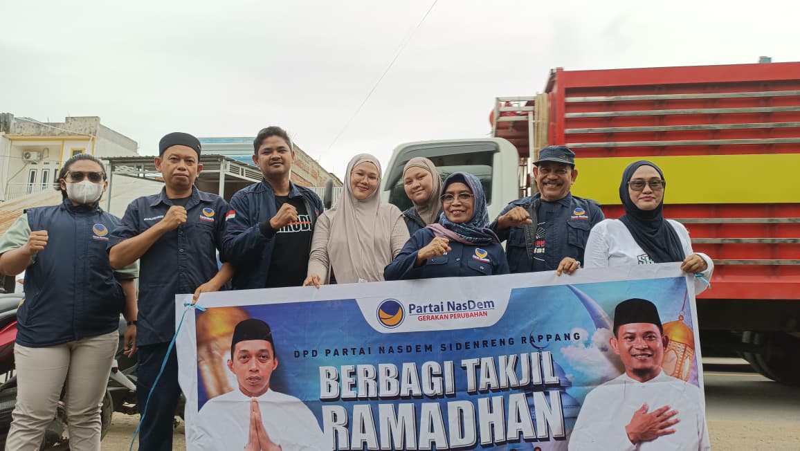 Rutin Gelar Aksi Sosial, NasDem Sidrap Bagikan Takjil untuk Pengendara di Tanru Tedong