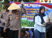 Kapolres Luwu Turun ke Sawah, Pimpin Tanam Jagung Bersama Petani Kamanre