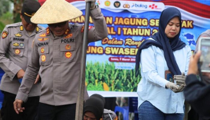 Kapolres Luwu Turun ke Sawah, Pimpin Tanam Jagung Bersama Petani Kamanre