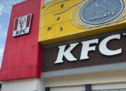 Satpol PP dan Bapenda Pasang Spanduk ‘Belum Melunasi Pajak’ di Gerai KFC Bone