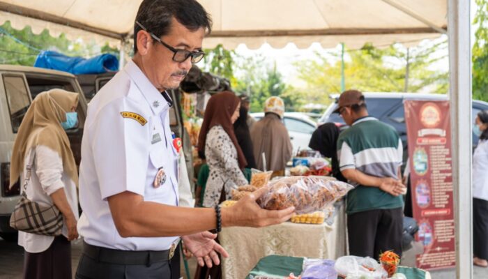 Tekan Lonjakan Harga Jelang Idulfitri dan Nyepi, Sekda Pinrang Tinjau Pasar Murah