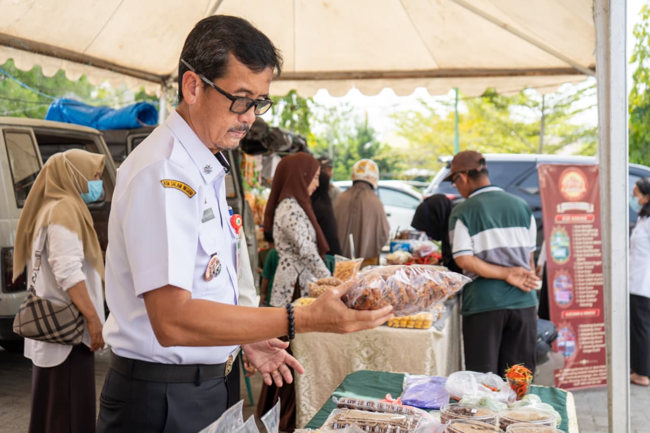 Tekan Lonjakan Harga Jelang Idulfitri dan Nyepi, Sekda Pinrang Tinjau Pasar Murah