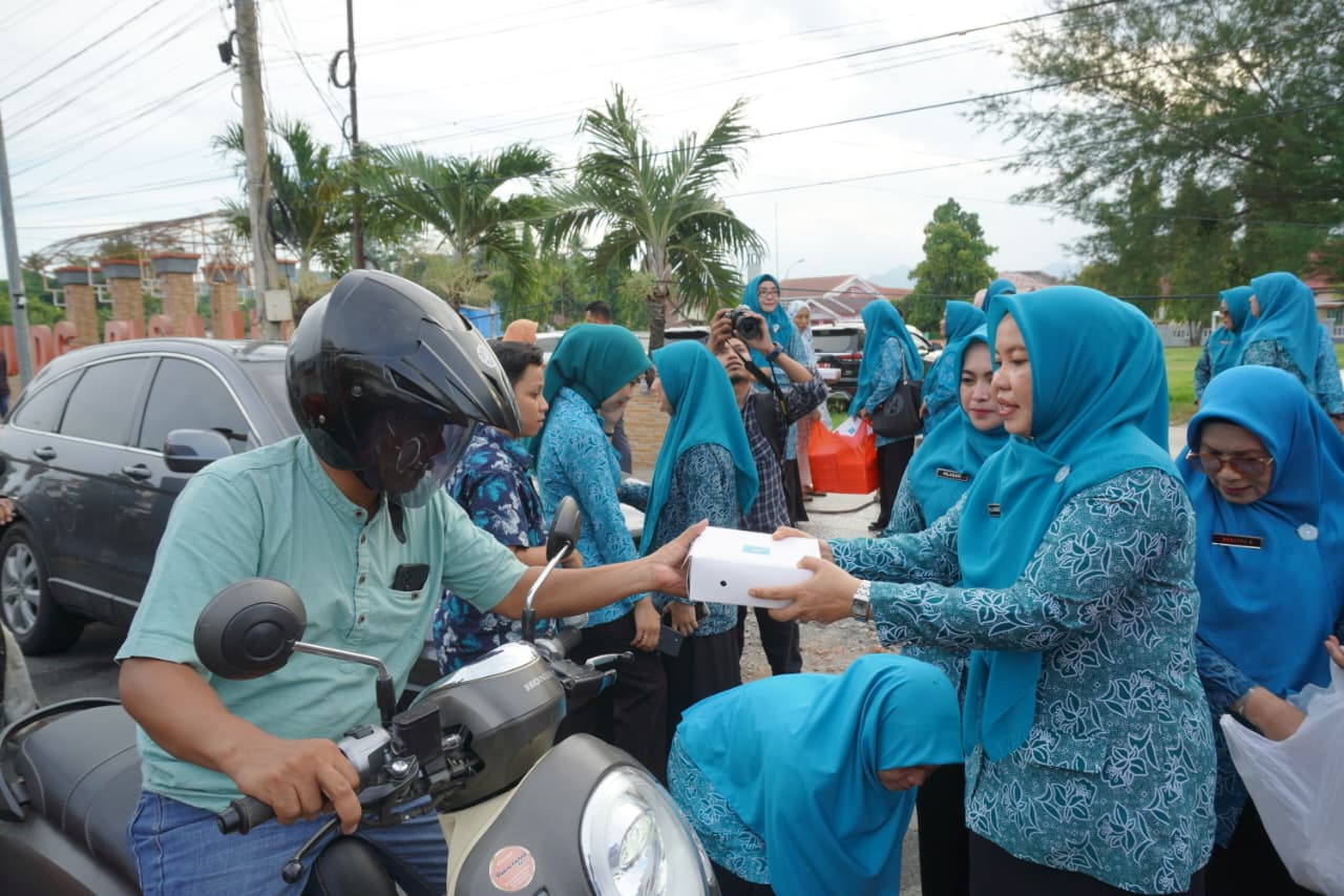 Semarak Ramadhan di Belopa, PKK Luwu Bagikan Takjil Gratis
