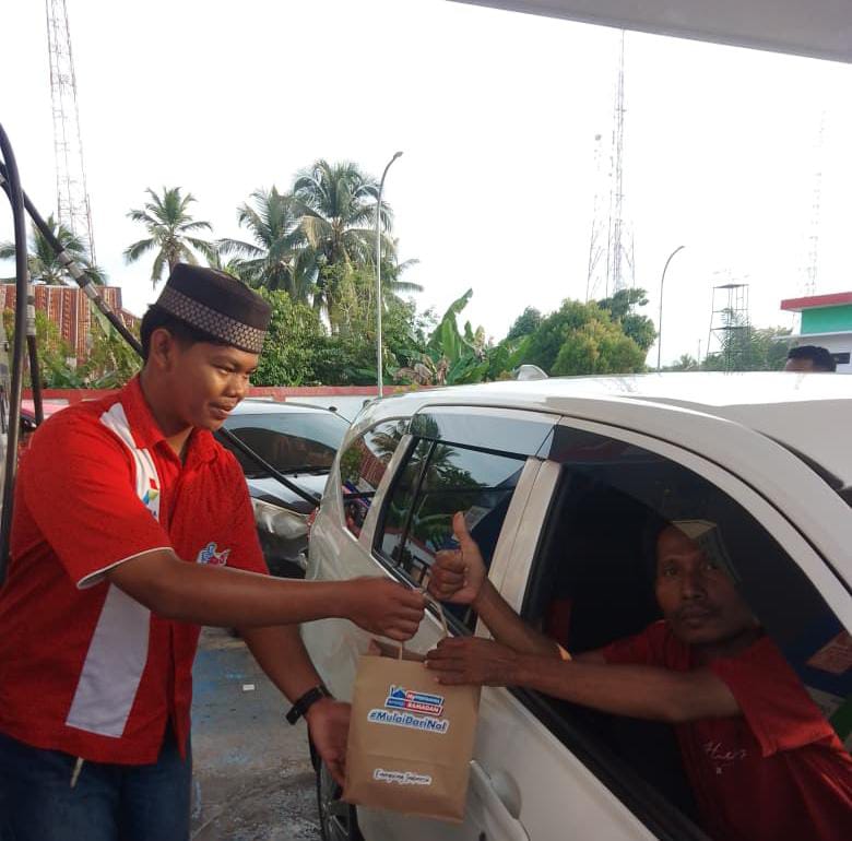 SPBU Lare-Lare Berbagi Berkah Ramadan, Bagikan Paket Buka Puasa untuk Pengendara