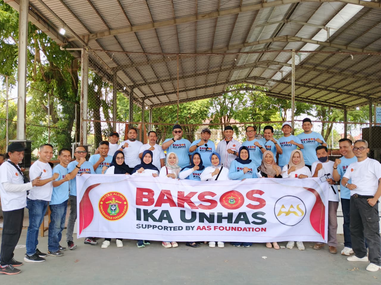 IKA Unhas Gelar Baksos di Bone, Bagikan 812 Paket Sembako untuk Marbot dan Warga
