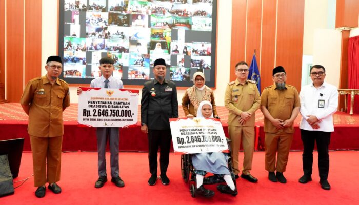 Gubernur Andi Sudirman Sulaiman Salurkan Beasiswa Rp5 Miliar untuk 3.400 Siswa SLB