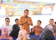 Bupati Sidrap Syaharuddin Alrif Pimpin Panen Raya di Wala, Targetkan 10 Ton Per Hektar
