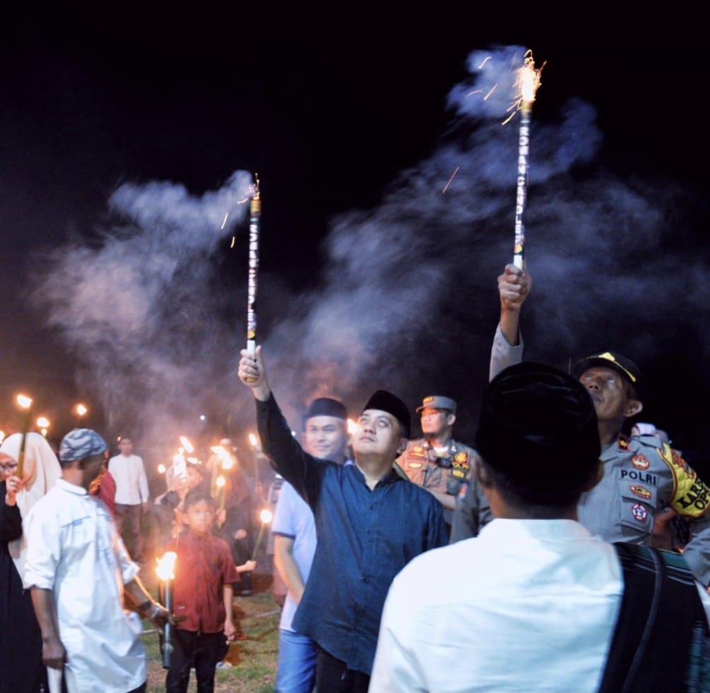 Sambut 1 Syawal 1447 H, Pj Sekda Luwu Lepas Rombongan Pawai Obor Belopa
