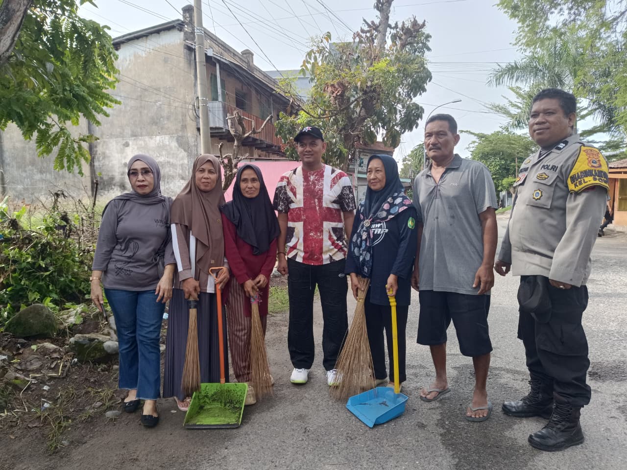 Turun Tangan Atasi Keluhan Warga, Wawali Palopo Pimpin Bersih-bersih di Kelurahan Pontap
