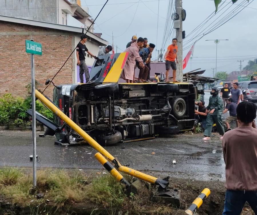Mobil Pengangkut Jenazah Terbalik di Belopa, Penumpang Selamat