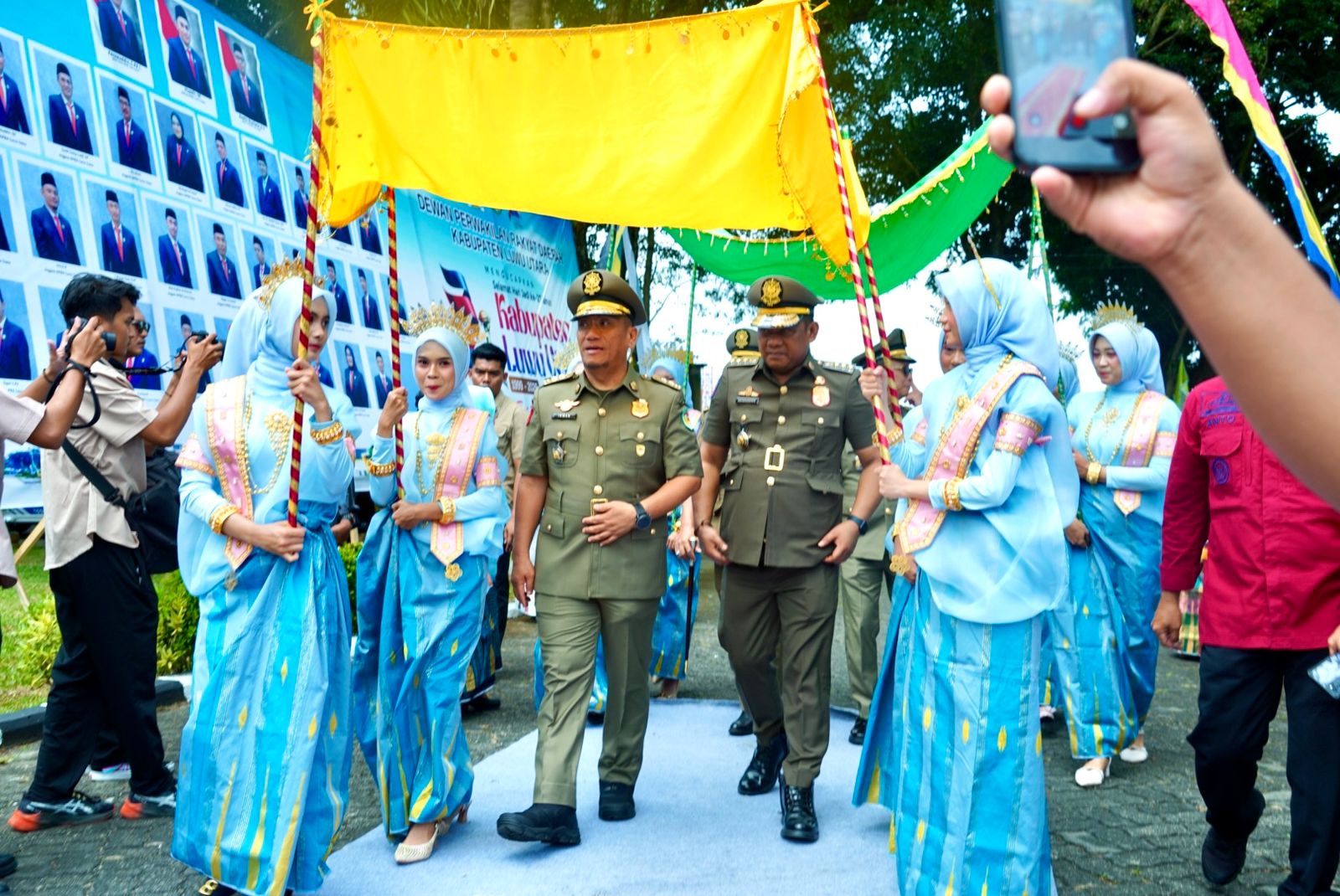 Kompak! Bupati Lutim Boyong Rombongan Ramaikan Puncak Ultah ke-27 Luwu Utara