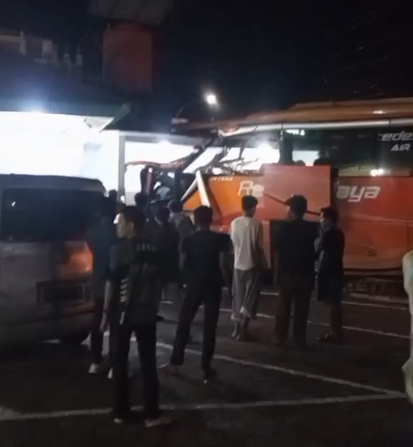 Tabrakan Truk Tangki dan Bus di Luwu