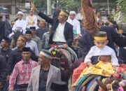 Hadiri Pesta Pernikahan Warga, Bupati Sidrap Tunggangi Kuda Menuju Lokasi Acara