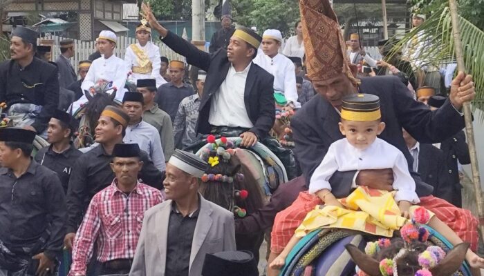 Hadiri Pesta Pernikahan Warga, Bupati Sidrap Tunggangi Kuda Menuju Lokasi Acara
