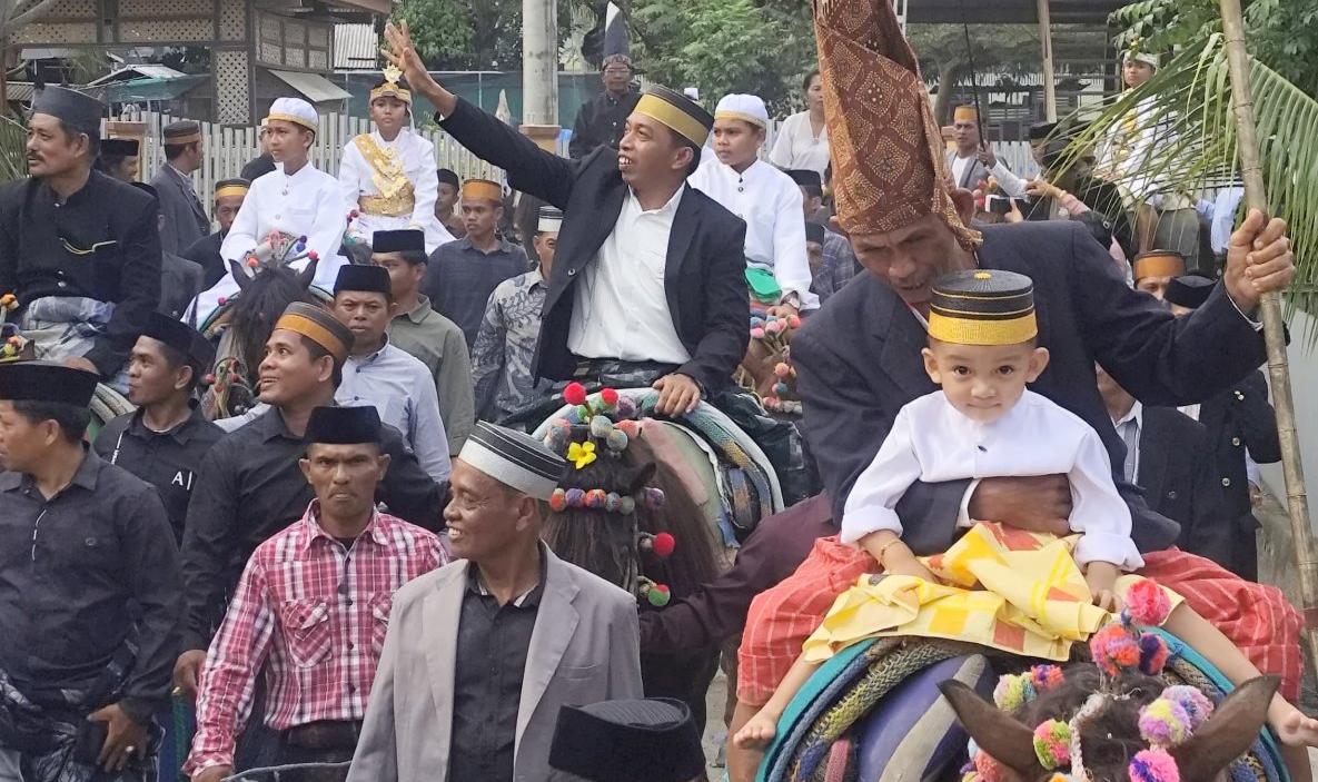 Hadiri Pesta Pernikahan Warga, Bupati Sidrap Tunggangi Kuda Menuju Lokasi Acara