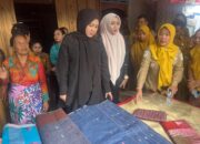 Lestarikan Warisan Budaya Daerah, Fatmawati Rusdi Tinjau Pembuatan Tenun Lipa Sabbe