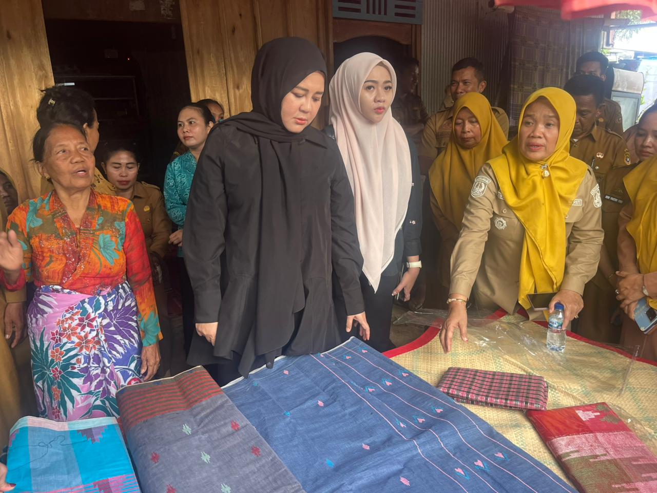 Lestarikan Warisan Budaya Daerah, Fatmawati Rusdi Tinjau Pembuatan Tenun Lipa Sabbe