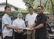 Naili Trisal Serahkan Bantuan Dua Unit Motor Roda Tiga CSR PT Bumi Adyguna Permai
