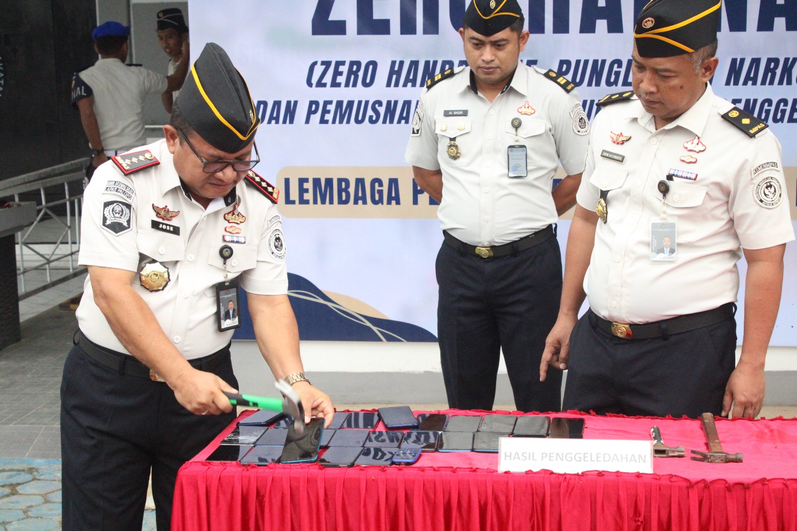 Musnahkan Puluhan Handphone Ilegal, Lapas Palopo Wujudkan Lingkungan Bebas HALINAR