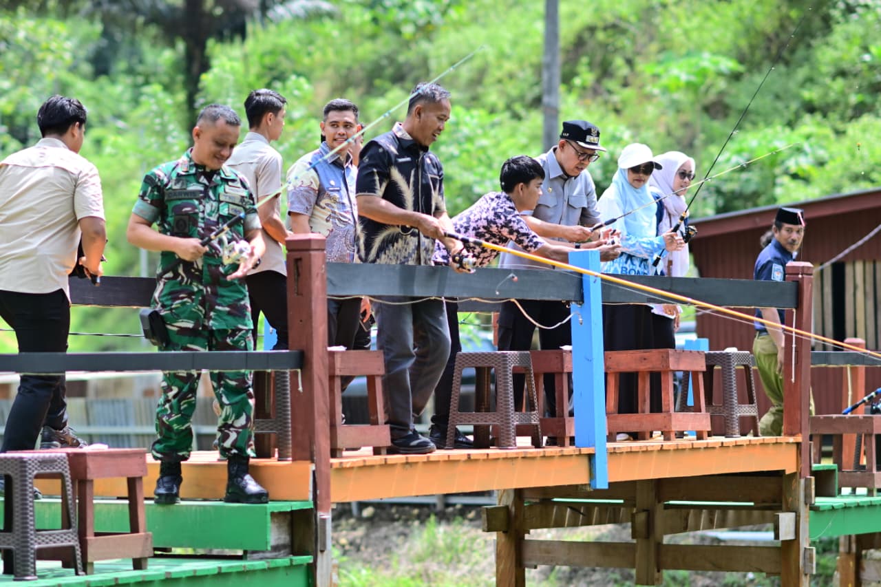 Hadiri Panen Perdana di Barebbo, Wabup Bone Dukung Penuh Budidaya Ikan Nila BUMDes