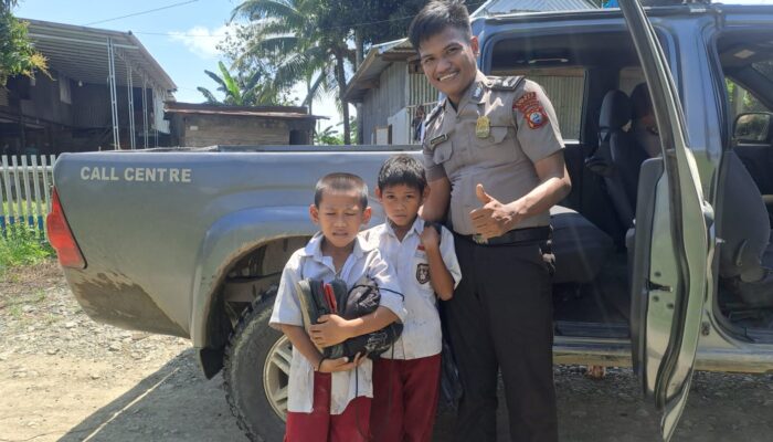 Aksi Humanis Personel Polsek Pitu Riase, Beri Tumpangan Pulang Pelajar SD