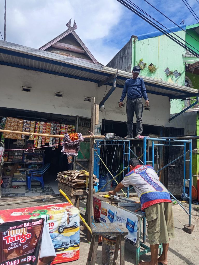 Tanpa Paksaan, PKL Parangloe Sukarela Bongkar Bangunan di Atas Drainase