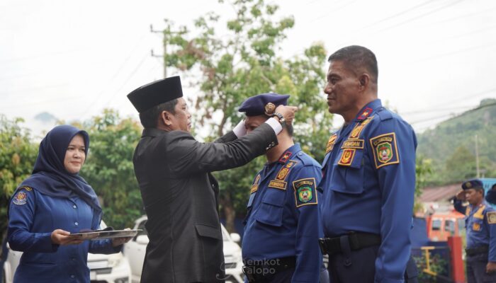 Semangat Baru Damkar Palopo, Kadis dan Sekdis Resmi Kenakan Baret Biru