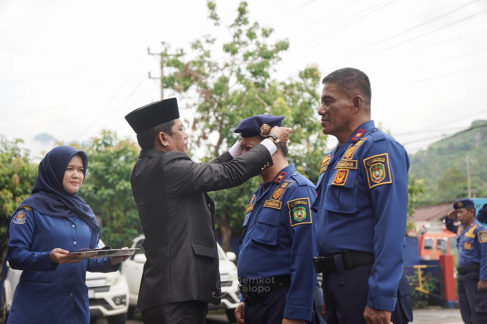 Semangat Baru Damkar Palopo, Kadis dan Sekdis Resmi Kenakan Baret Biru