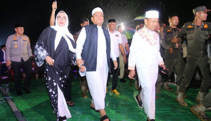 Hujan Tak Surutkan Niat Ribuan Warga Luwu Timur Ikuti Tabligh Akbar Das’ad Latif