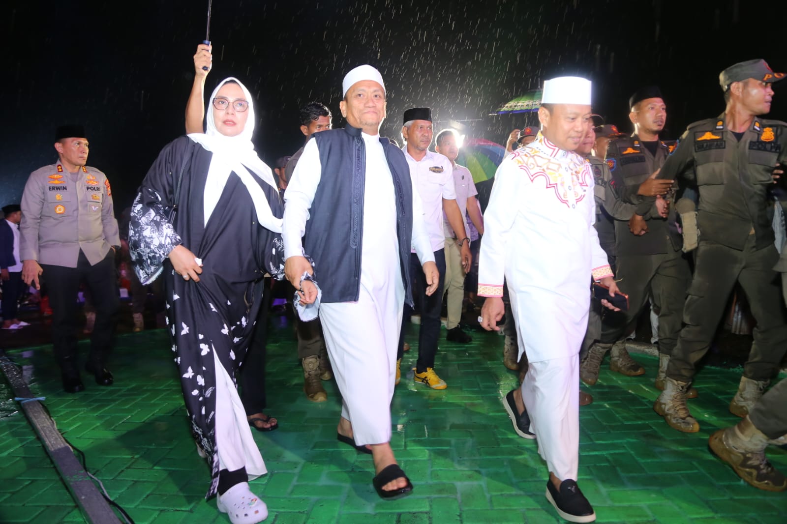 Hujan Tak Surutkan Niat Ribuan Warga Luwu Timur Ikuti Tabligh Akbar Das’ad Latif