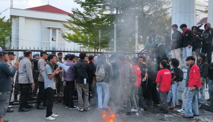 Aksi May Day di Palopo Memanas, Massa AMPUH Terobos Halaman Kantor Wali Kota