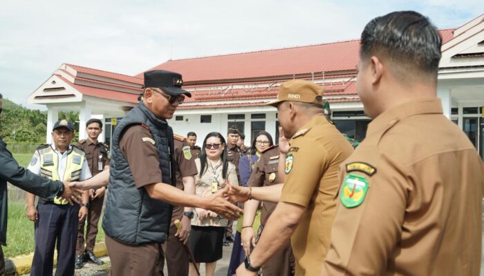 Bupati Luwu Sambut Kajati Sulsel dan Danpusterad di Bandara Bua