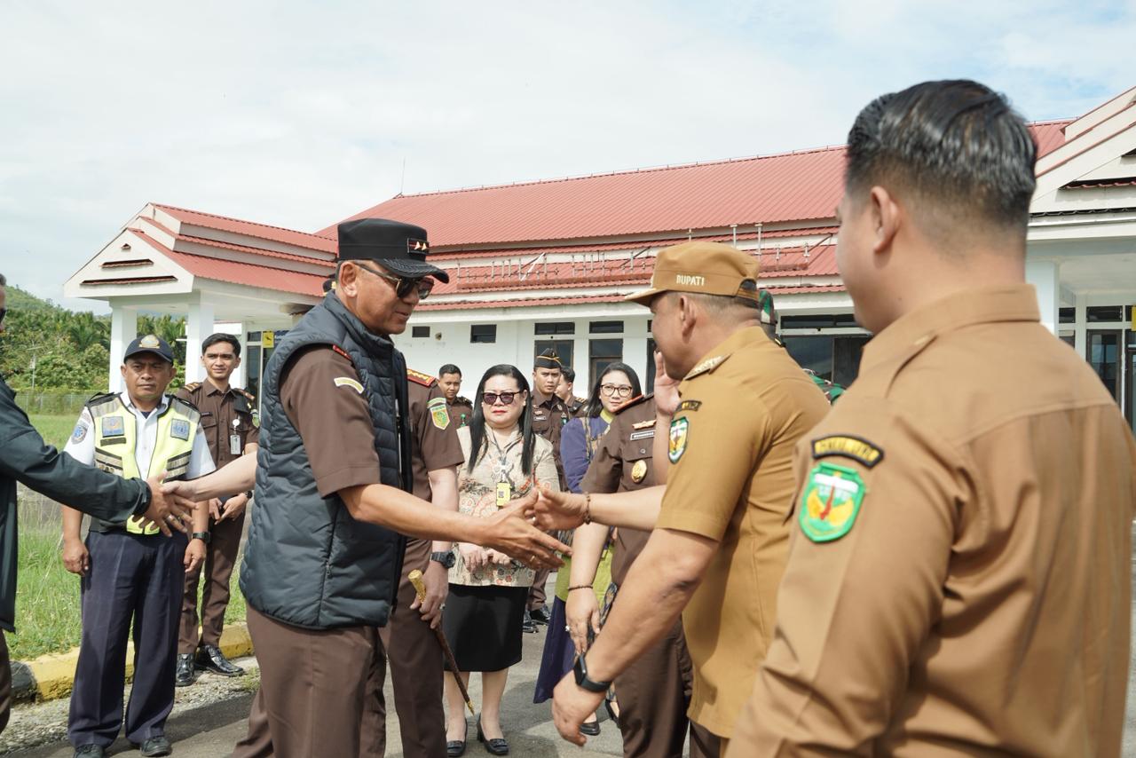 Bupati Luwu Sambut Kajati Sulsel dan Danpusterad di Bandara Bua